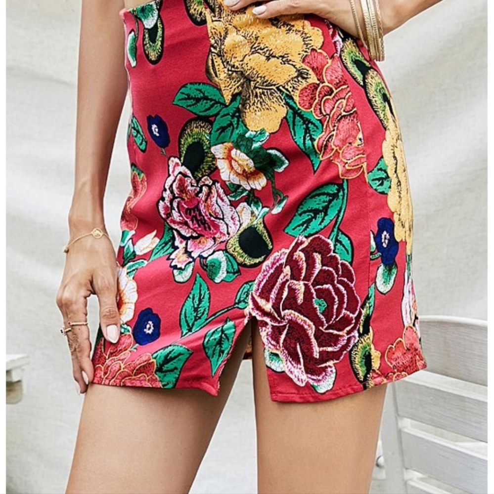 **STAND OUT W/THIS GORGEOUS RED FLORAL MINISKIRT SZ M**